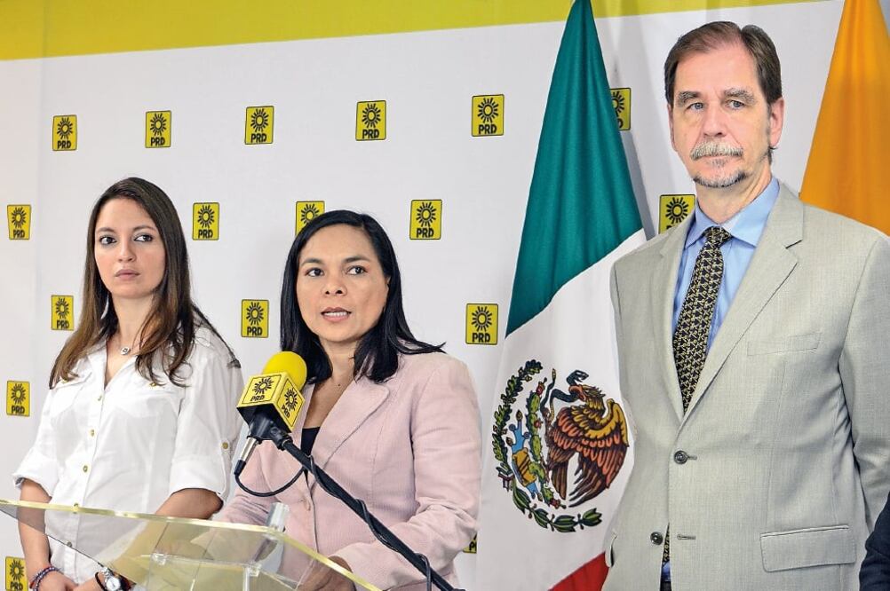 Beatriz Mojica (centro), secretaria General del PRD, y Agustín Basave (der.), dirigente nacional del partido, en conferencia de prensa (ESPECIAL)