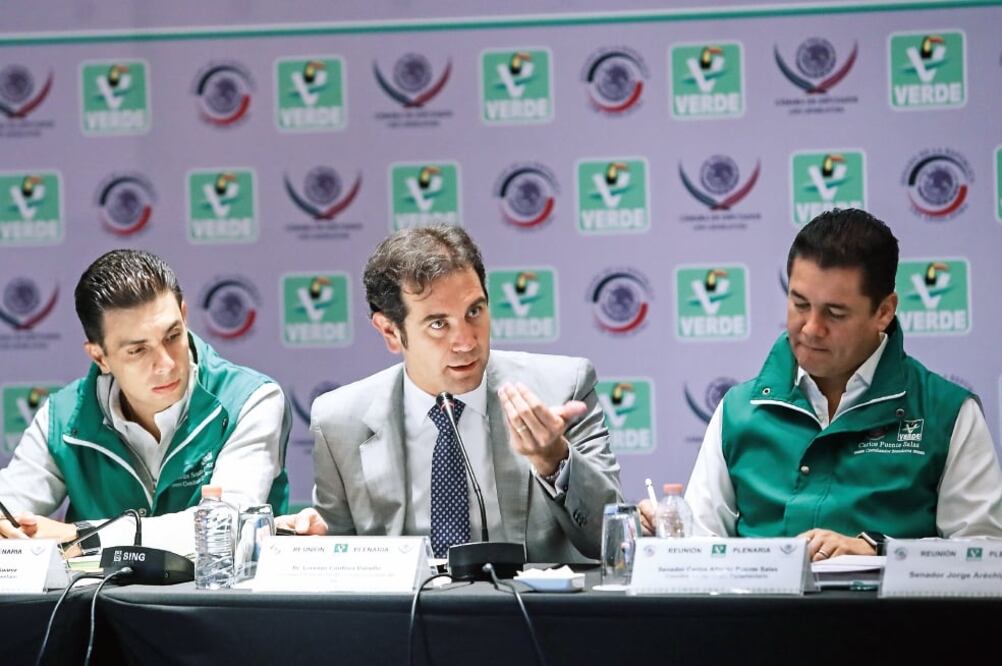 El diputado Jesús Sesma (izq.) y el senador Carlos Puente (der.) encabezaron la plenaria del PVEM, a la que asistió Lorenzo Córdova, consejero presidente del INE (GERMÁN ESPINOSA EL UNIVERSAL)