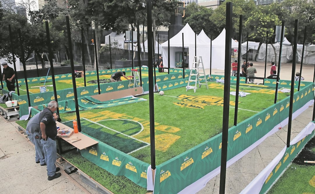 En el Monumento a la Revolución se instalaron pequeñas canchas de futbol para armar las retas entre los asistentes al festival. Foto: Fernanda Rojas / EL UNIVERSAL