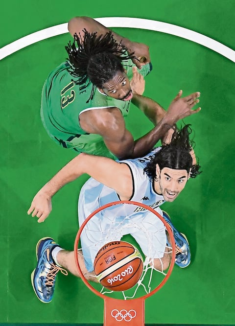 En doble tiempo extra, Luis Scola estuvo muy participativo (MARK RALSTON. AP)