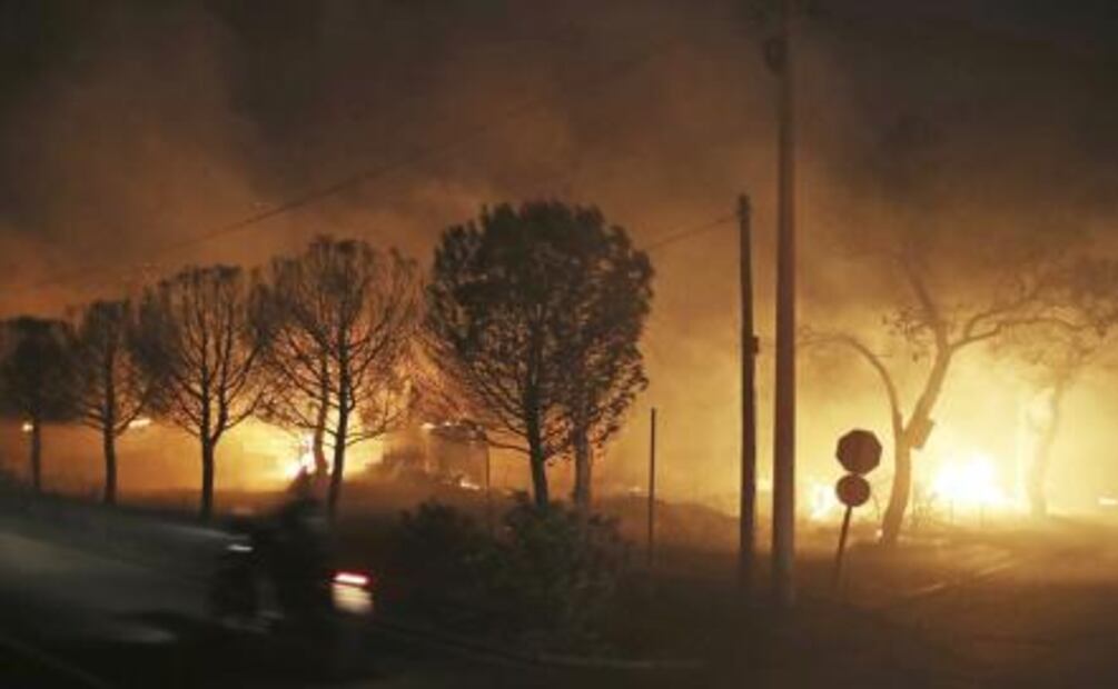 Reportan más de 20 muertos por incendios forestales en Grecia