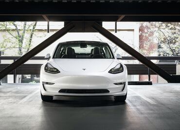 Youtuber arregla un Tesla Model 3 por sólo 700 dólares y este es el resultado