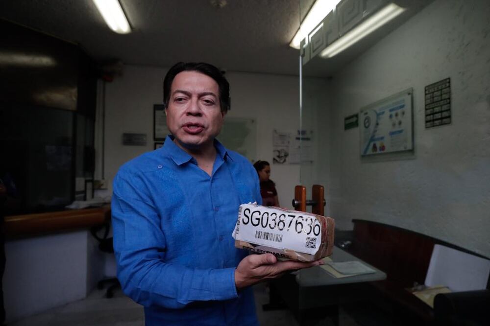 Mario Delgado, líder nacional de Morena, muestra un paquete con las boletas con las encuestas para elegiir al candidato presidencial. Foto: Diego Simón / EL UNIVERSAL