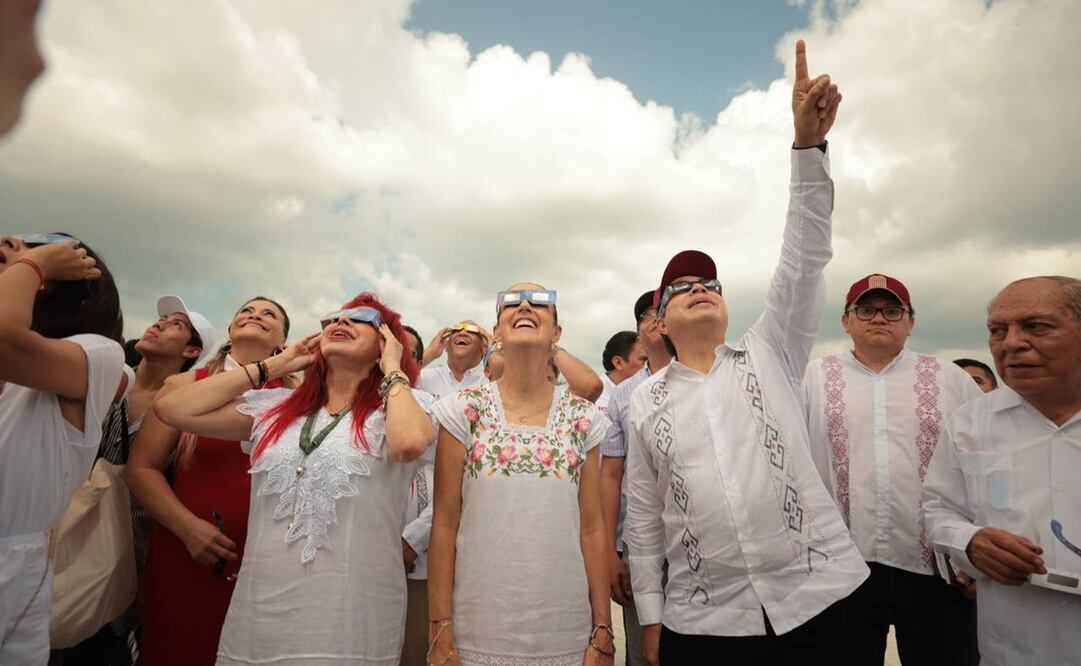 Aspirante a la presidencia, Claudia Sheinbaum observando el eclipse desde Campeche. Foto: Especial