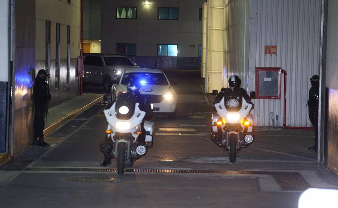 Sale del hangar de la Fiscalía General de la República el convoy que traslada a Emilio Lozoya al Reclusorio Norte. Foto: Germán Espinosa/EL UNIVERSAL