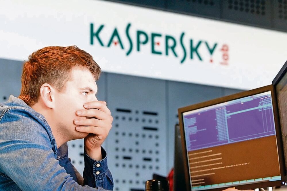 Un empleado hace una revisión de una computadora en una de las sedes de Kaspersky, que este año alertó sobre el incremento de ciberataques en América Latina. Foto: EFE