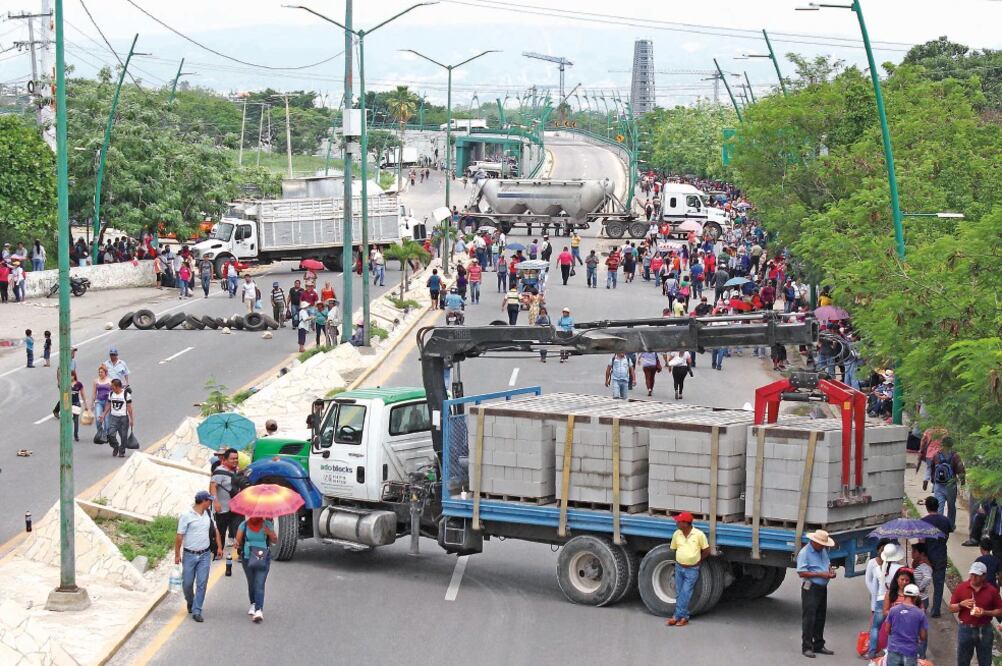 El sector empresarial ha manifestado hartazgo y enojo por la falta de autorid ad del gobierno federal ante bloqueos de maestros (ARCHIVO EL UNIVERSAL)