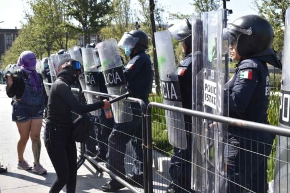 8M: Feministas retiran vallas del palacio de Gobierno del Edomex; se enfrentan a policías