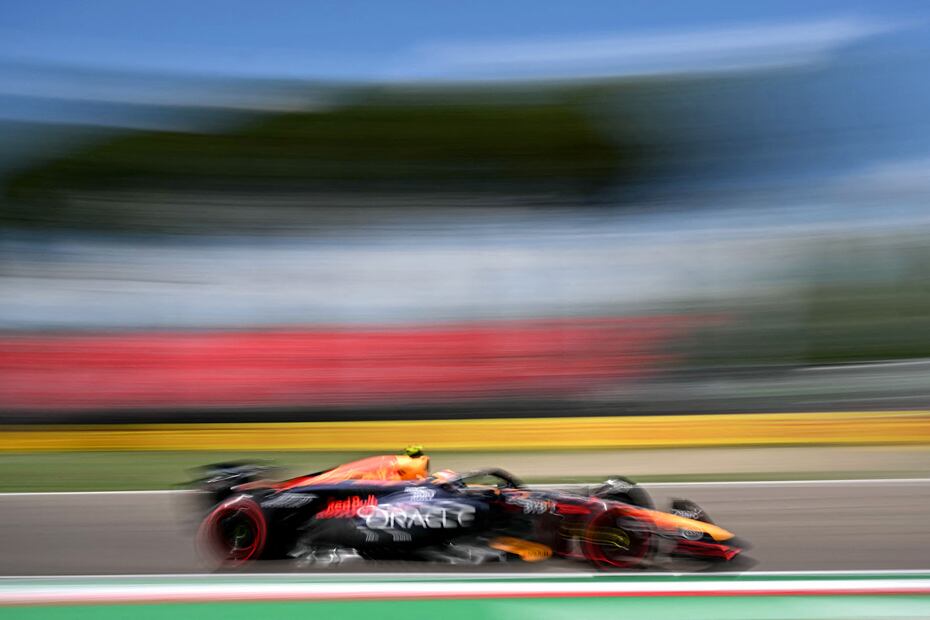 Checo Pérez durante las prácticas libres del Gran Premio de Emilia-Romaña - Foto: AFP