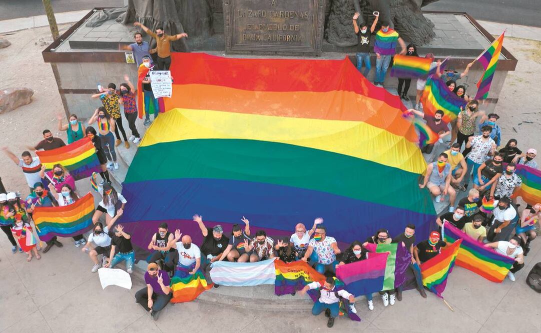 Colectivos de la comunidad LGBTTTIQ+ colocaron una bandera arcoíris gigante frente a la explanada del Congreso estatal para expresar su apoyo al matrimonio igualitario. Foto: EFE.