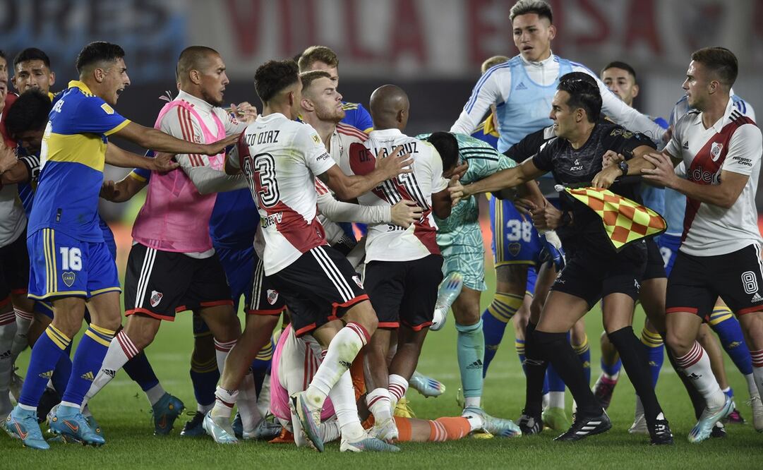 Los jugadores de River terminaron peleando con los de Boca / Foto: AP