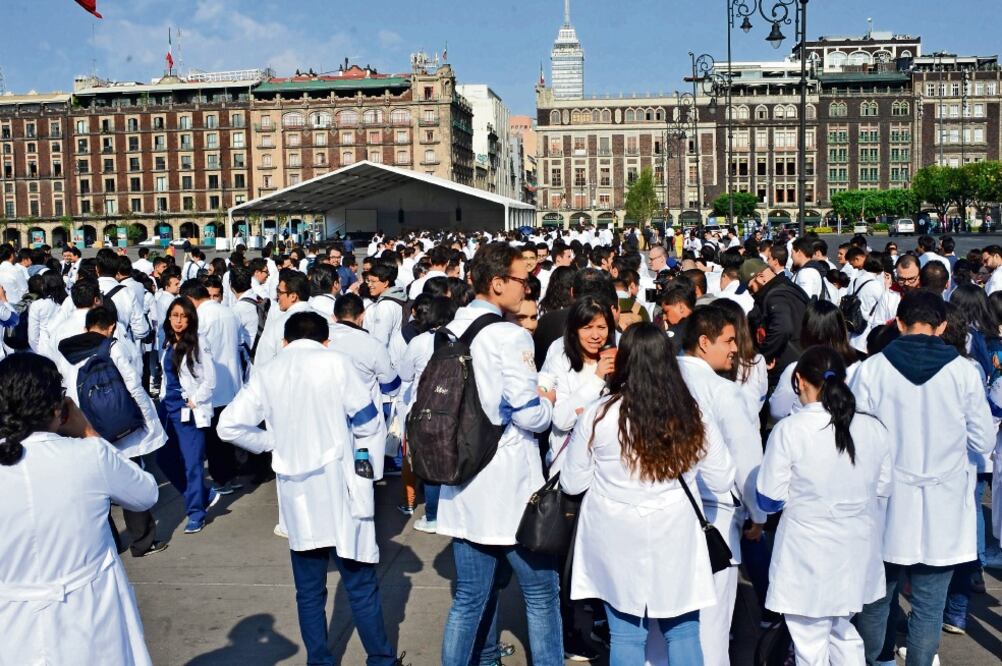 Médicos residentes se manifestaron en días pasados en el Zócalo para exigir a las autoridades federales el pago de un bono y certidumbre jurídica. Foto: ARCHIVO EL UNIVERSAL