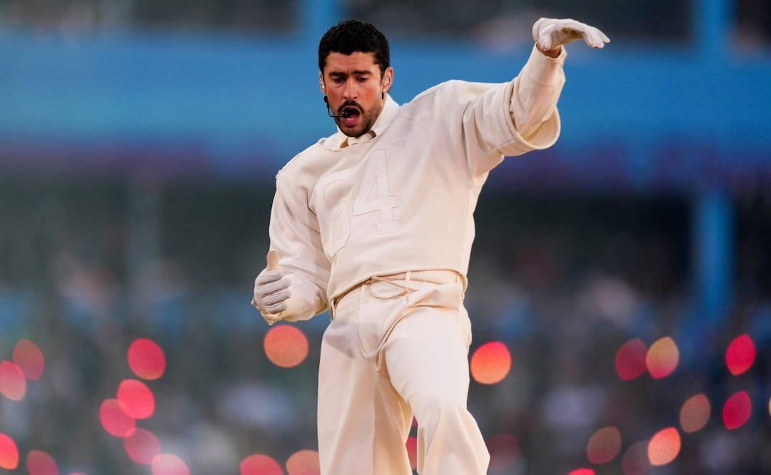 Bad Bunny se adueñó del escenario del Super Bowl 2026 con un look minimalista en tonos crema firmado por Zara. Foto: AP