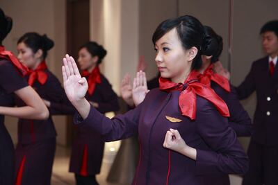 Sobrecargos aprenden artes marciales: ni se te ocurra portarte mal