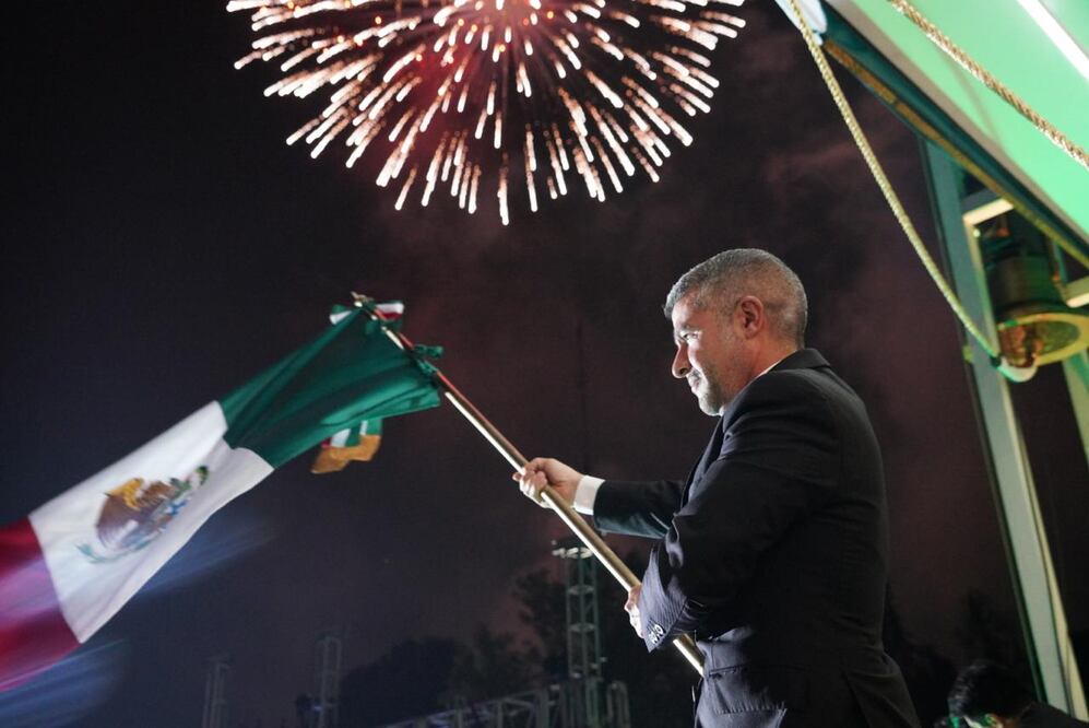 El alcalde de Miguel Hidalgo, Mauricio Tabe, encabeza la ceremonia del Grito de Independencia. Foto Especial