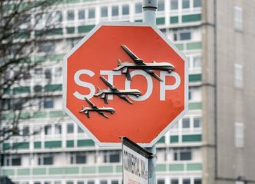 "Roban" la última creación de Banksy en Londres: un hombre la extrae minutos después de que el artista confirmara su autoría