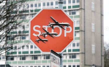 "Roban" la última creación de Banksy en Londres: un hombre la extrae minutos después de que el artista confirmara su autoría