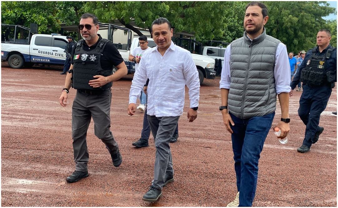 Carlos Torres Piña (al centro) secretario de gobierno y Juan Carlos Oseguera Cortés (izquierda), secretario de seguridad), anunciaron que el gobierno estatal tomará el control del Tianguis Limonero. Foto: Carlos Arrieta / EL UNIVERSAL