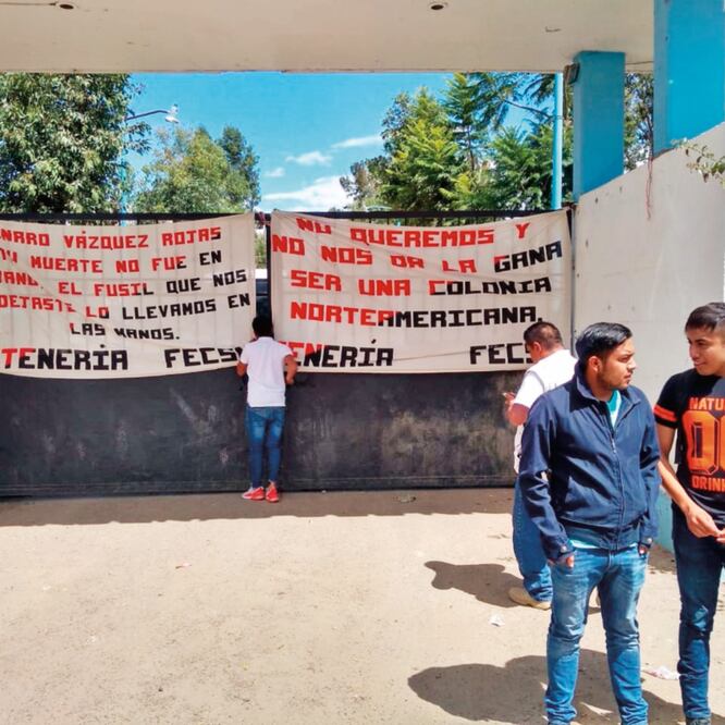 Presunta agresión. Normalistas acusan que uno de sus compañeros fue herido de bala y detenido por la policía estatal, pero más tarde lo dejaron libre sin brindarle atención médica.