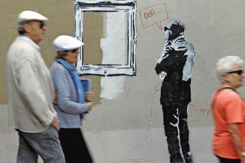 Una obra del grafitero inglés Banksy, uno de los nombres más destacados del street art (JAVIER ETXEZARRETA. EFE)