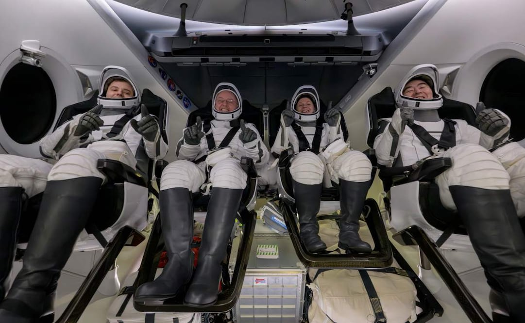 El cosmonauta de Roscosmos, Oleg Platonov (i), los astronautas de la NASA, Mike Fincke, Zena Cardman, y la astronauta de la JAXA (Agencia de Exploración Aeroespacial de Japón), Kimiya Yui, aparecen dentro de la nave espacial SpaceX Dragon Endeavour a bordo de la nave de recuperación SpaceX SHANNON, poco después de aterrizar en el océano Pacífico frente a la costa de Long Beach, California, el jueves 15 de enero de 2026. La misión Crew-11 de la NASA amerizó con éxito este jueves en el océano frente a la costa de San Diego (California, EE.UU.), tras un regreso anticipado desde la Estación Espacial Internacional (EEI) debido a una emergencia médica que afectó a uno de sus cuatro tripulantes. Foto: EFE