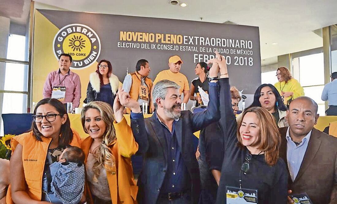 Feliz por las negociaciones logradas, el dirigente capitalitano del sol azteca, Raúl Flores, le envió un mensaje a Morena: a pesar de sus intentos por minimizarlos, la fuerza del PRD sigue vigente y para arriba. (DIANA VILLAVIVENCIO. EL UNIVERSAL)