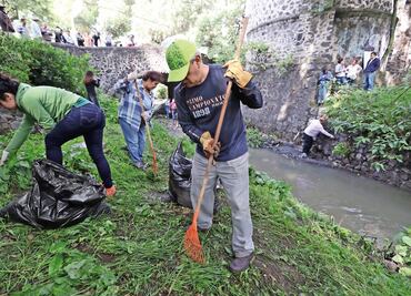 Vecinos limpian el río Magdalena