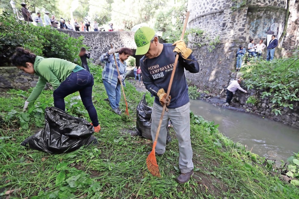 Pese a los olores fétidos, vecinos con palas, escobas y guantes, sacaron desperdicios de todo tipo de un tramo del río Magdalena. (LUIS CORTÉS. EL UNIVERSAL)
