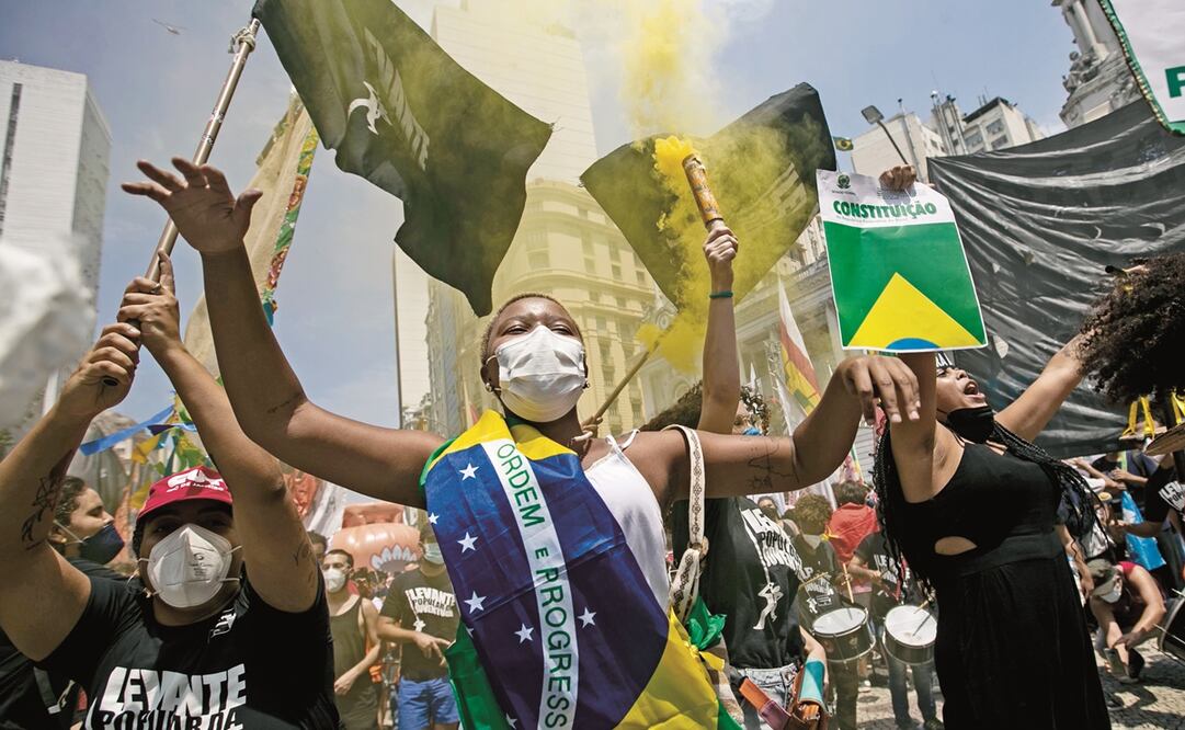 Asistentes a la protesta contra el presidente Jair Bolsonaro, en Río de Janeiro. Foto: AP