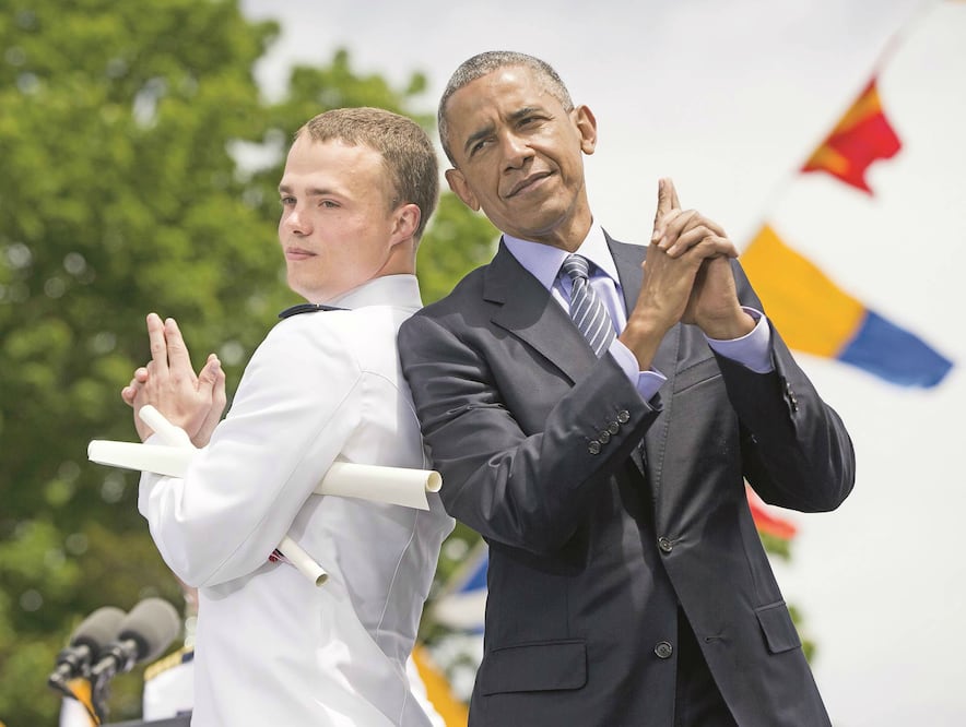 El presidente Barack Obama y el alférez Robert Huntley McConnel posan, luego de que el joven recibiera su diploma de graduación en la Academia de la Guardia Costera, ayer, en New London, Connecticut (PABLO MARTINEZ MONSIVAIS / AP)