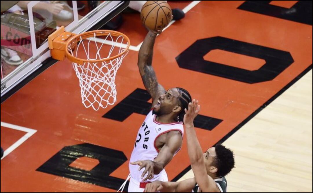 Leonard aportó 36 puntos en la victoria ante los Bucks (AP).