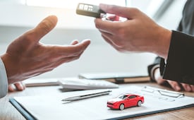 Solicitan préstamos con su auto en garantía
