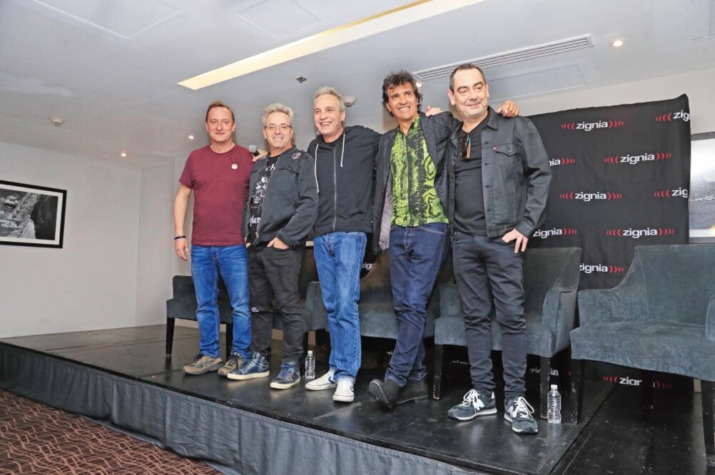 Un integrante de la banda sudamericana Enanitos Verdes acompañó a los músicos españoles en su conferencia de prensa (IRVIN OLIVARES. EL UNIVERSAL)