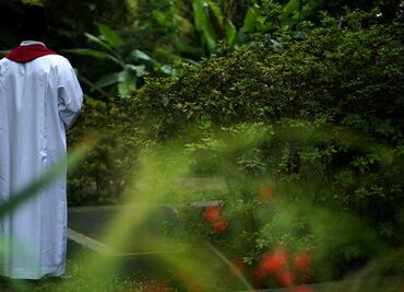 Hielo en el pene, exorcismo y miedo: los curas homosexuales "silenciados" por la Iglesia en Brasil