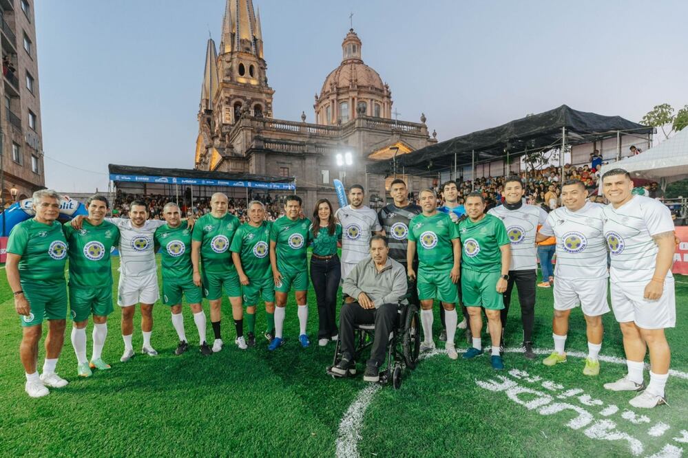 El encuentro fue presidido por la alcaldesa Vero Delgadillo y cientos de familias y de aficionados, que vieron a leyendas del futbol mexicano, ex mundialistas como Oswaldo Sanchez, Ramón Morales, Joel Sánchez, Carlos Salcido, Adolfo el “Bofo” Bautista, Manuel Negrete, Pável Pardo, entre otros. Foto: Especial