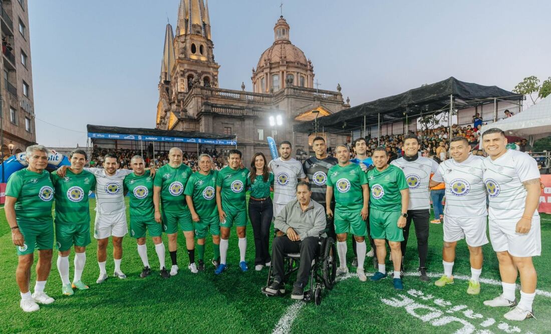 El encuentro fue presidido por la alcaldesa Vero Delgadillo y cientos de familias y de aficionados, que vieron a leyendas del futbol mexicano, ex mundialistas como Oswaldo Sanchez, Ramón Morales, Joel Sánchez, Carlos Salcido, Adolfo el “Bofo” Bautista, Manuel Negrete, Pável Pardo, entre otros. Foto: Especial