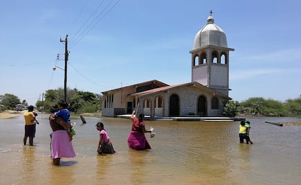 Fenómeno de mar de fondo causa afectaciones en poblado costero de Oaxaca