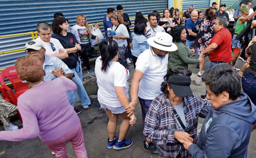 Pobres, ricos, comerciantes, profesionistas y estudiantes se olvidan de las diferencias para disfrutar del sonidero. Foto: Diego Prado / EL UNIVERSAL