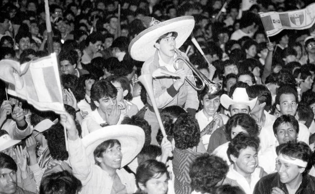 Aficionados mexicanos en uno de los “sitios de sana diversión”, 8 de junio de 1986. Estos espacios eran para prevenir actos delictivos y destrozos, como los vistos el 3 de junio tras el México vs. Bélgica. Foto: Archivo EL UNIVERSAL.