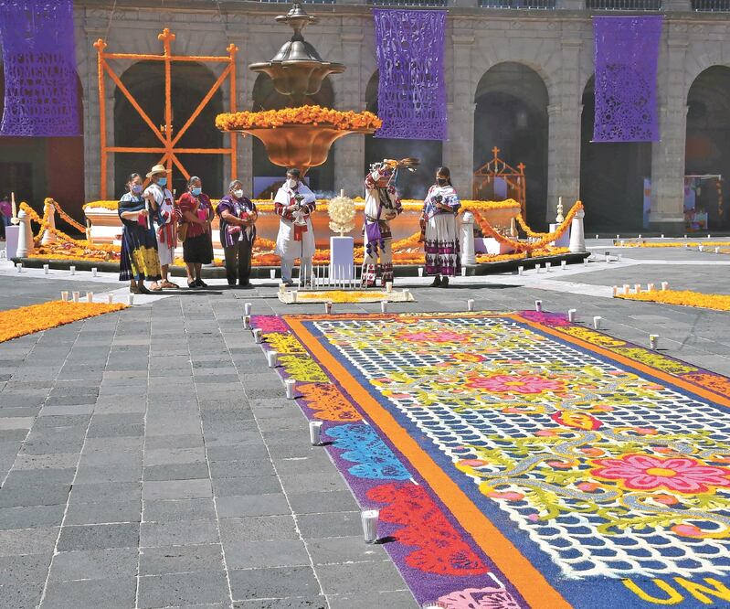 En el patio central de Palacio Nacional se realizaron dos ceremonias tradicionales por el Día de Muertos. Fotos: Presidencia