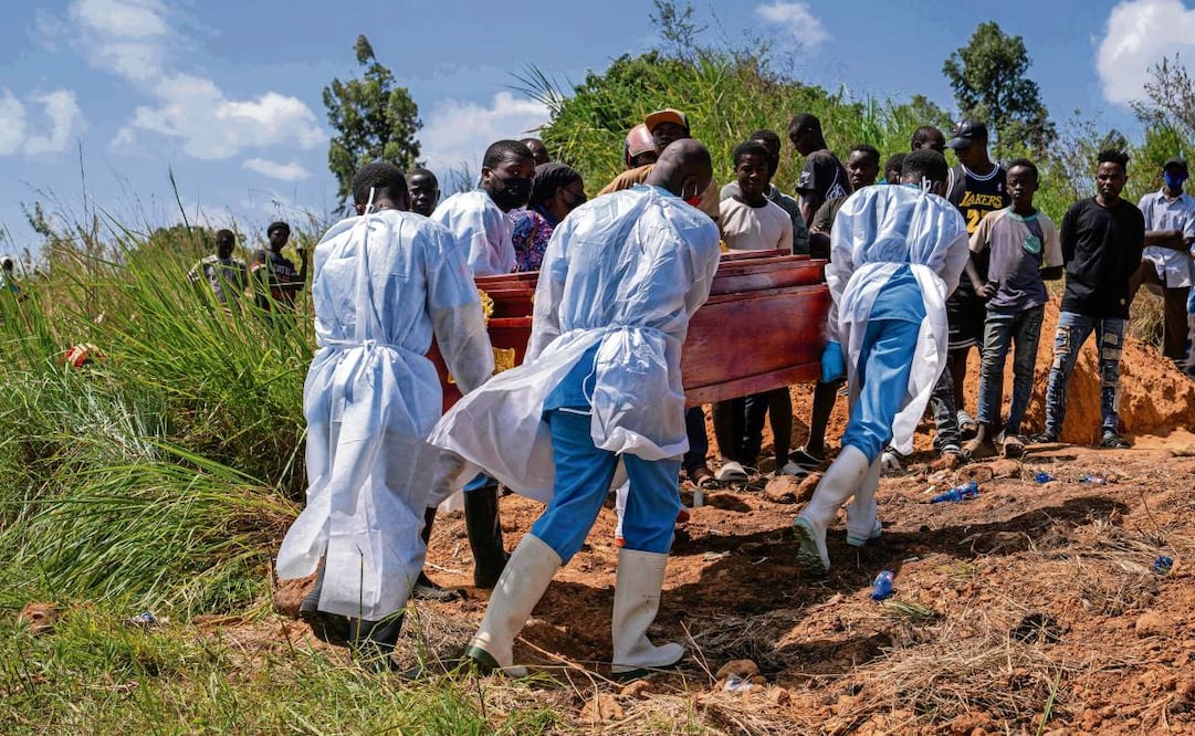 Trabajadores de la salud transportan un ataúd para sepultar a una persona presuntamente fallecida por ébola en Bunia, al este de la RDC. Foto: Glody Murhabazi / AFP
