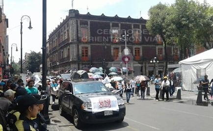 Aspirantes excluidos llegan a la SEP y bloquean República de Brasil