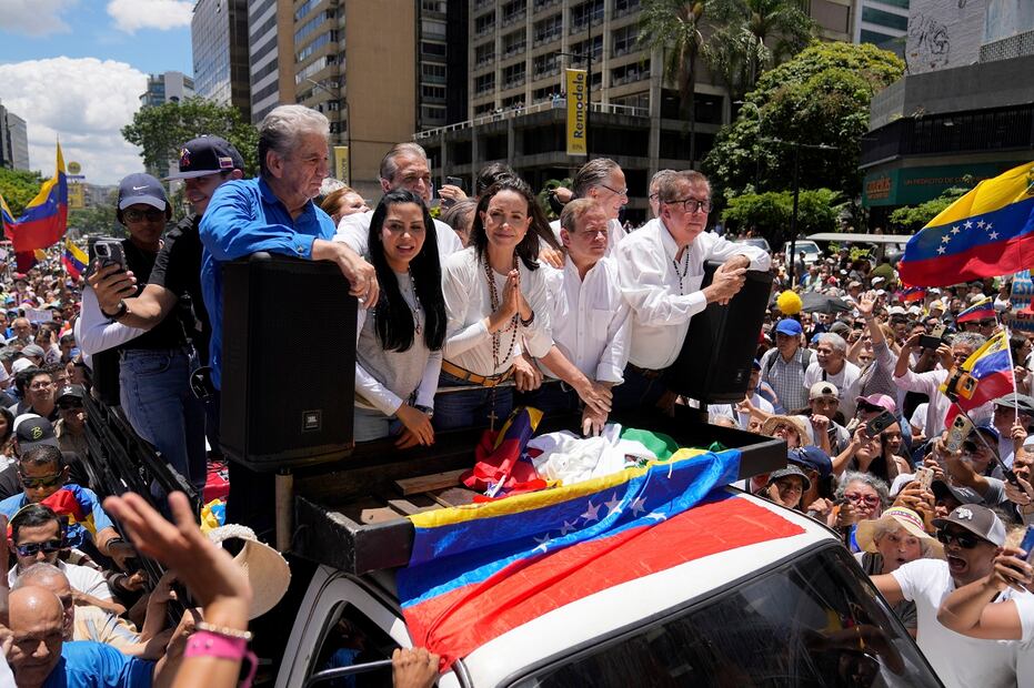 María Corina Machado, centro, encabeza una protesta contra la reelección del presidente Nicolás Maduro un mes después de la disputada votación presidencial, en Caracas. Foto: AP