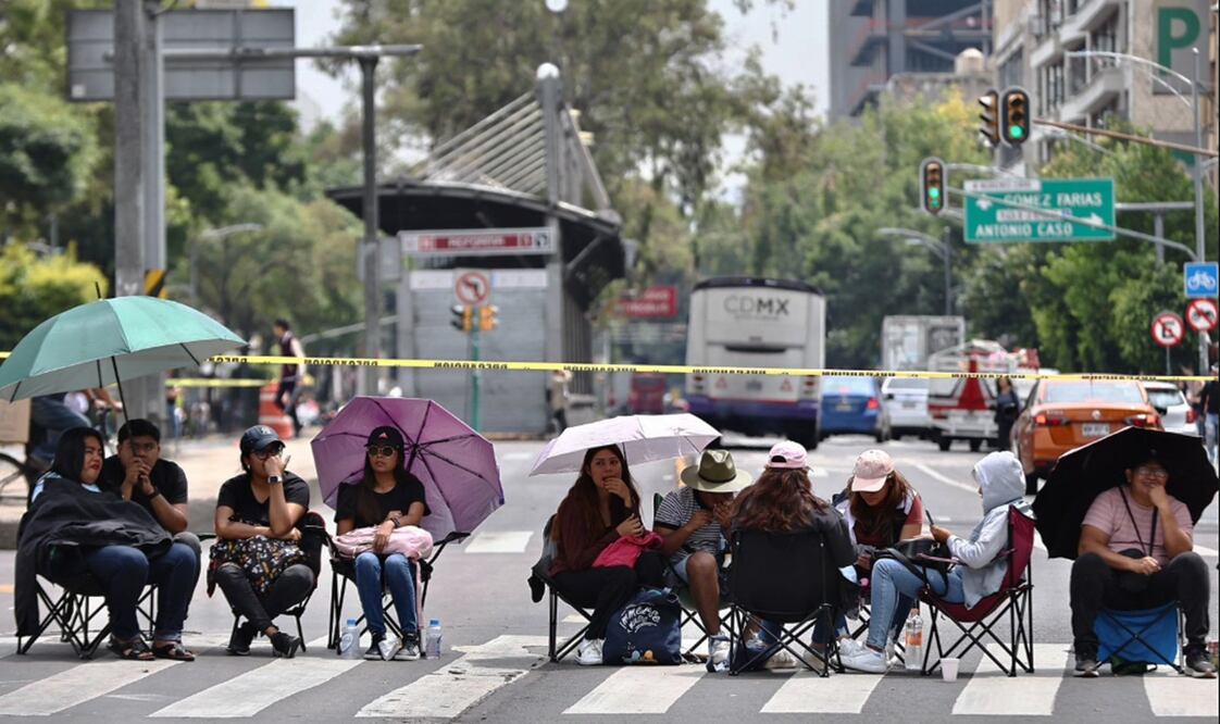 Maestros de la CNTE bloquean Paseo de la Reforma a la altura de la Glorieta de las Mujeres que Luchan en la Ciudad de México. Foto: Berenice Fregoso/EL UNIVERSAL