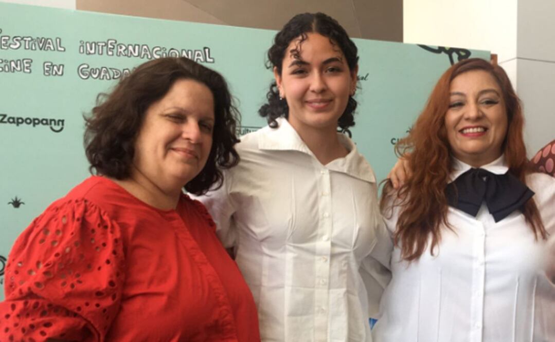 Carolina Revilla Casillas (centro) ganó la beca Jenkins-Del Toro.