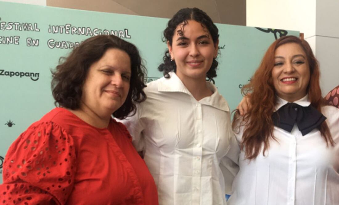 Carolina Revilla Casillas (centro) ganó la beca Jenkins-Del Toro.