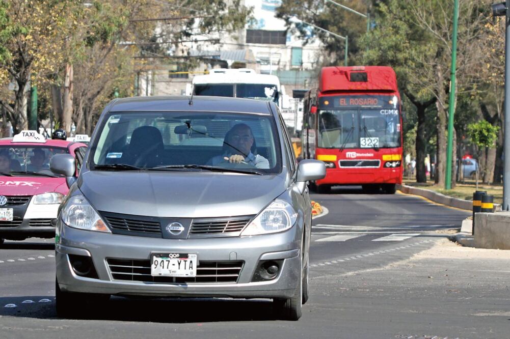  En los cruces donde circula una gran cantidad de automóviles no hay señal que indique la prohibición de vueltas sobre el carril del Metrobús, ni la de incorporarse al carril confinado (FOTOS: CARLOS MEJÍA. EL UNIVERSAL)