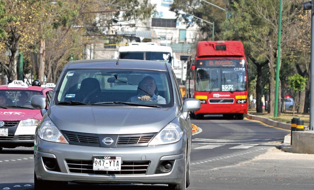 Piden no invadir el carril del Metrobús, ya que se pone en peligro la vida tanto de los automovilistas como de los usuarios de este medio de transporte público. FOTO: CARLOS MEJÍA. EL UNIVERSAL)
