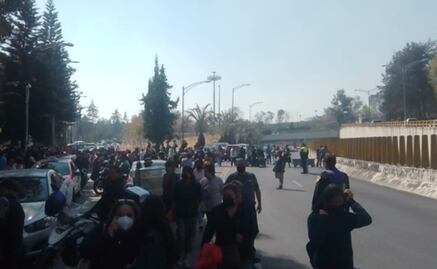 Por Becas Bienestar, padres y alumnos de prepa vuelven a bloquear la Calzada Chivatito 