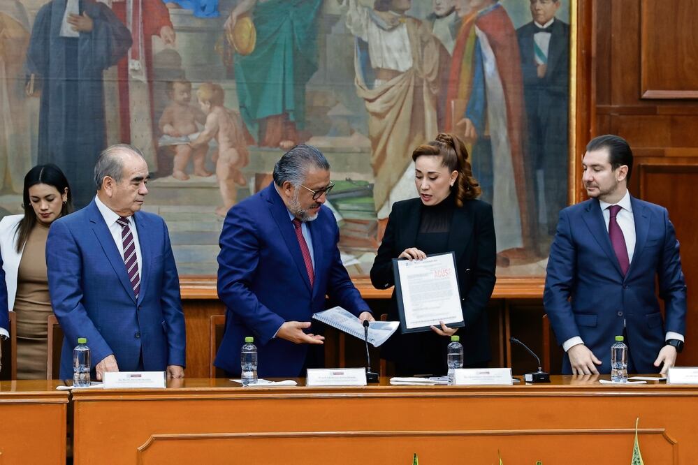 El secretario general de Gobierno, Horacio Duarte, hizo entrega del plan de desarrollo Foto: Jorge Alvarado / EL UNIVERSAL